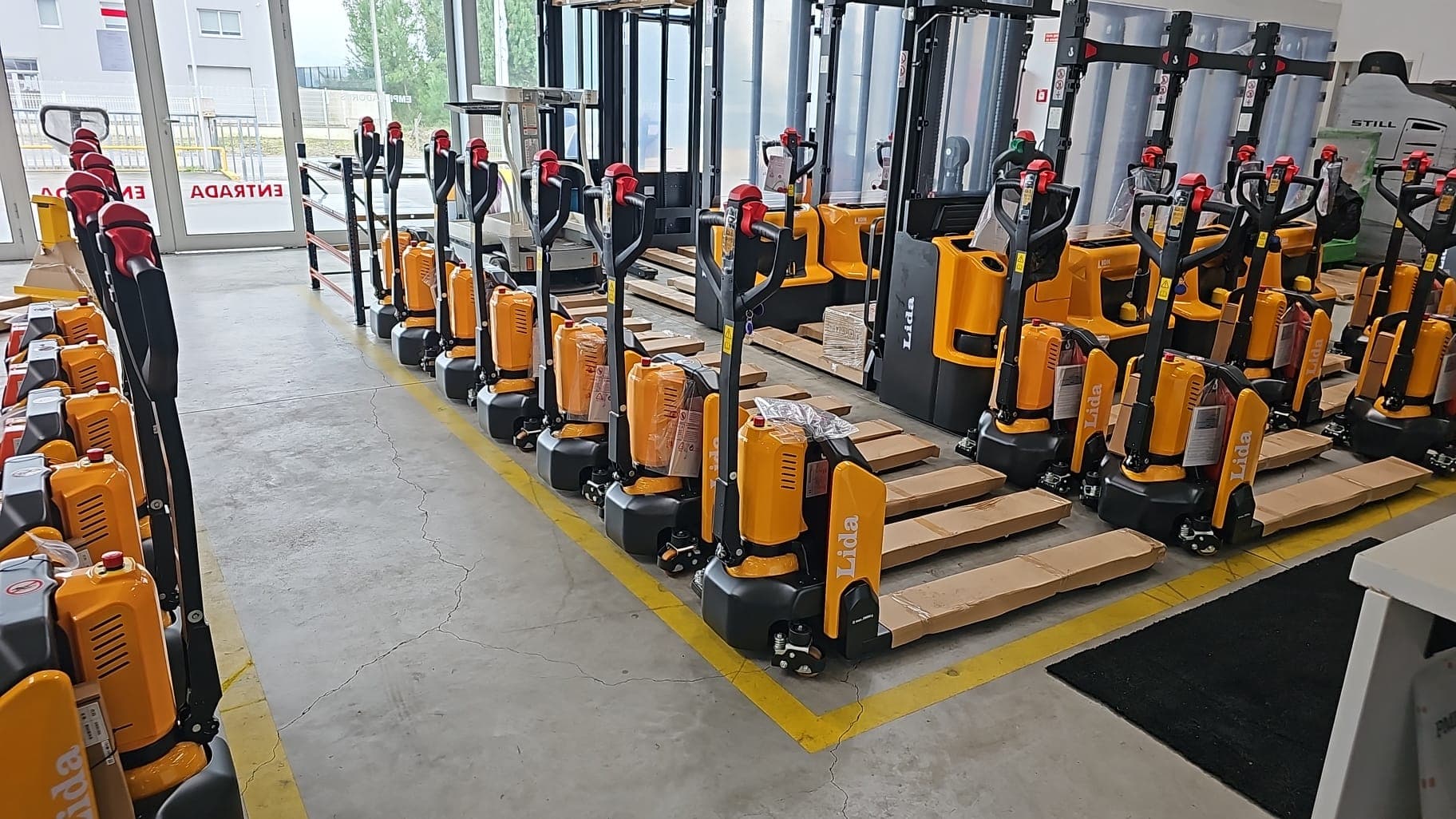 Porta-paletes e stackers elétricos da gama Lida na exposição Empiminho