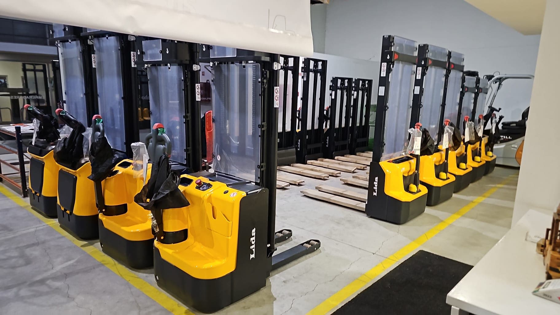 Stackers elétricos da gama Lida na exposição Empiminho