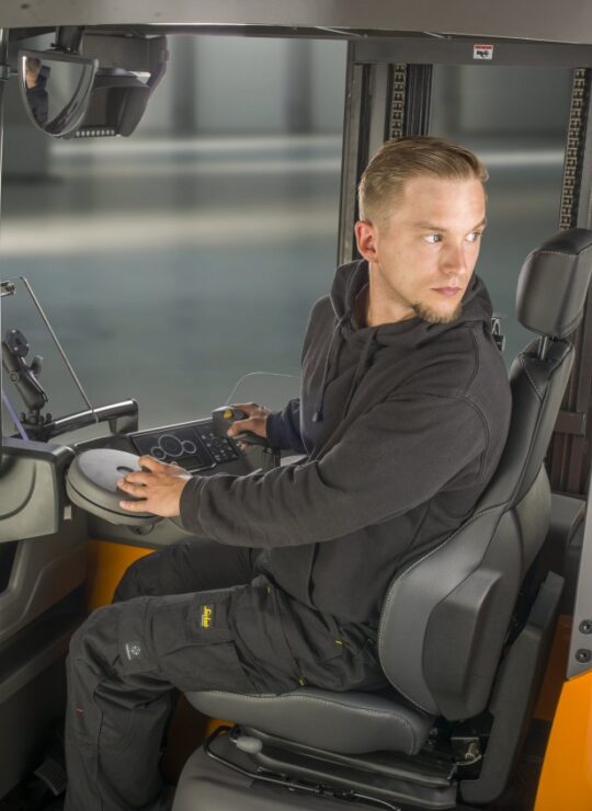 reach-trucks_FM-4W_driver-seat